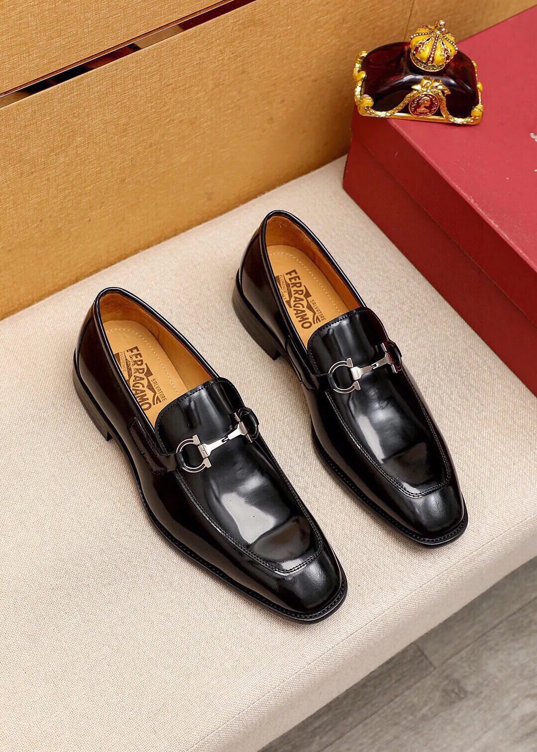 Men's shoes 💰480 💐 Product trademark: Ferragamo "Ferragamo" casual leather shoes Regular size: 38-44 (45🉑️customized) Product materials: Selected imported first-layer open-edge beaded cowhide leather upper + luxury hardware buckle, imported water-dyed cowhide leather lining. Strong three-dimensional visual effect, original outsole color: 2 colors available